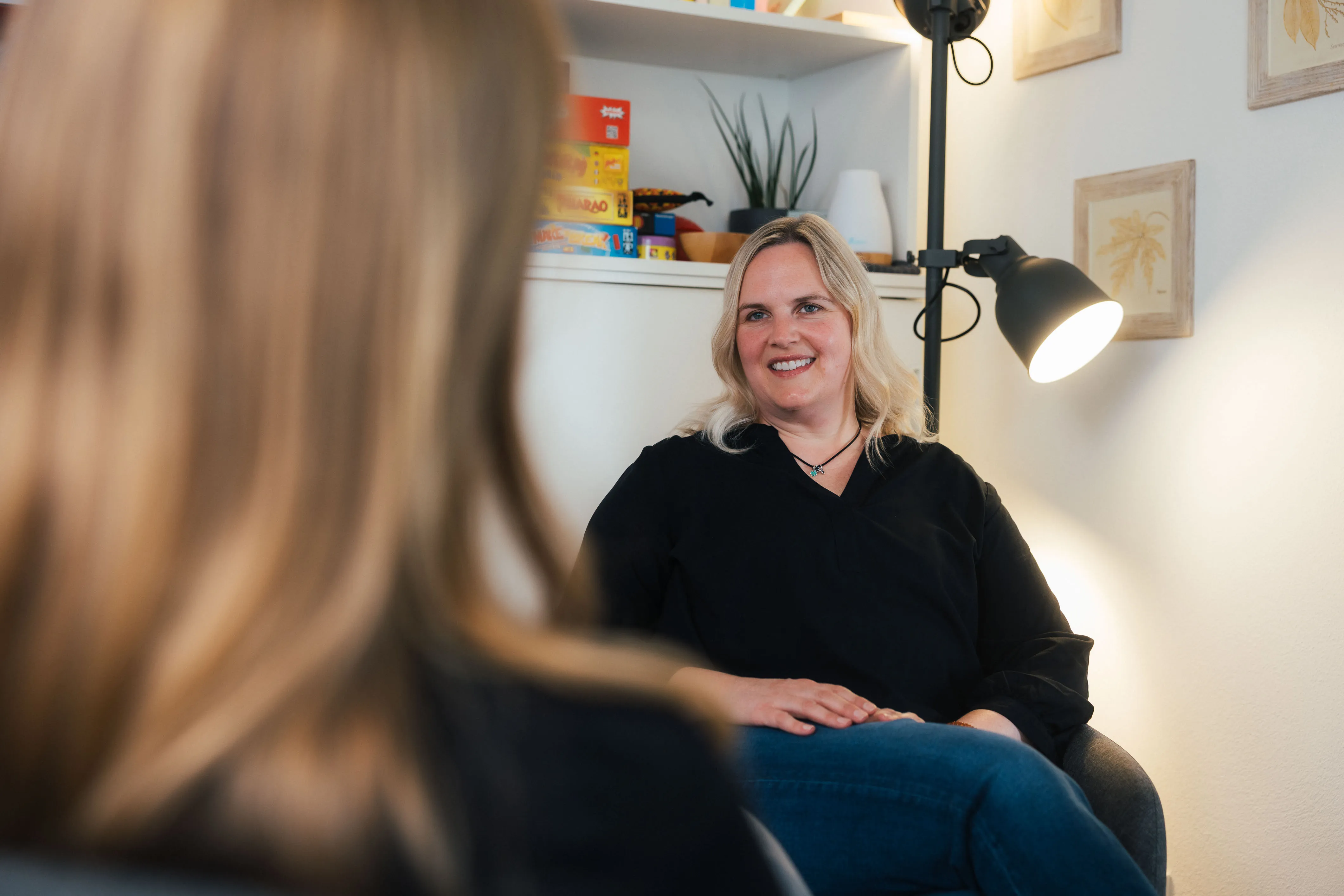 Nicole Rodammer im Gespräch mit einer Jugendlichen in ihrem Behandlungszimmer