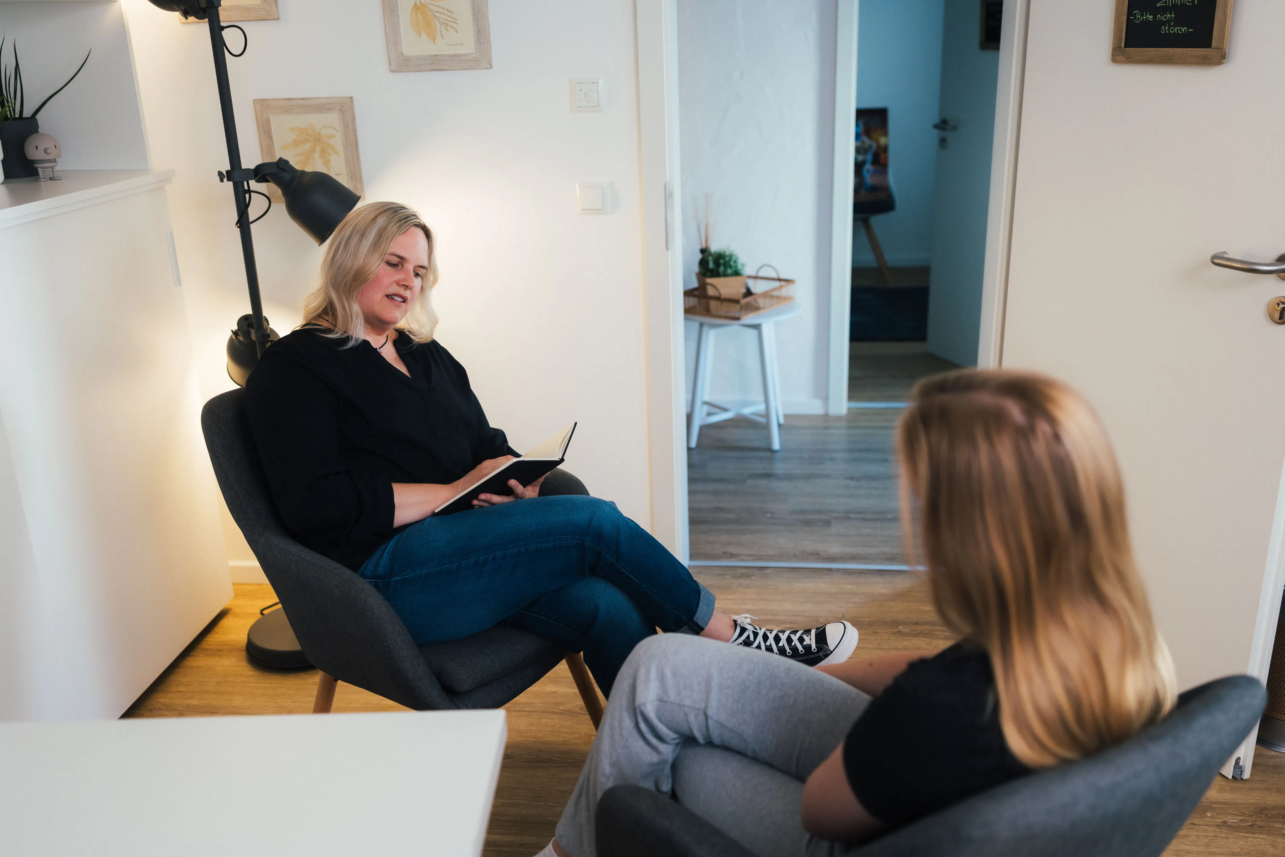 Blick ins Behandlungszimmer: Nicole Rodammer und eine Jugendliche sitzen sich in Sesseln gegenüber