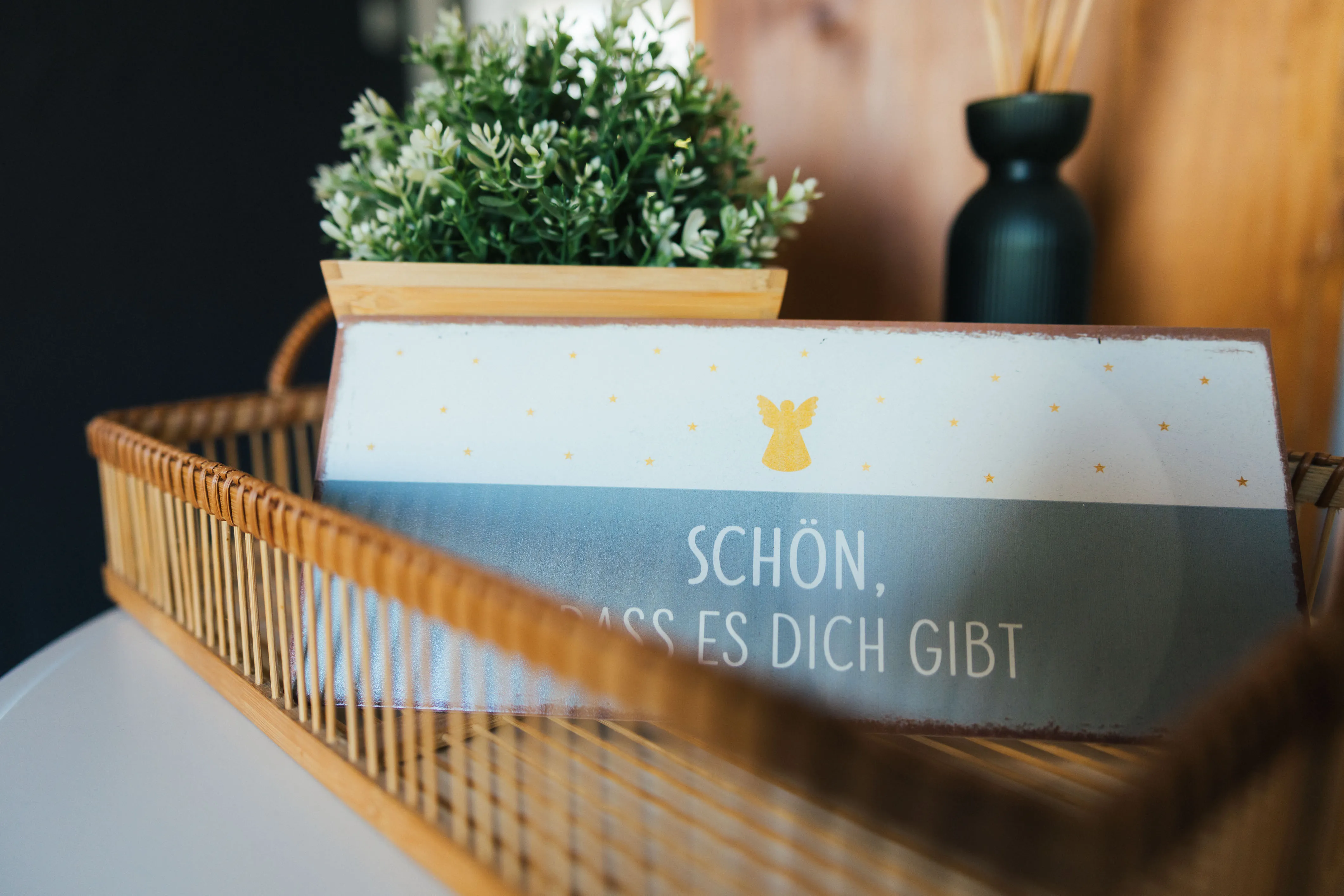 Kleines Schild im Wartebereich der Praxis: Schön, dass es dich gibt