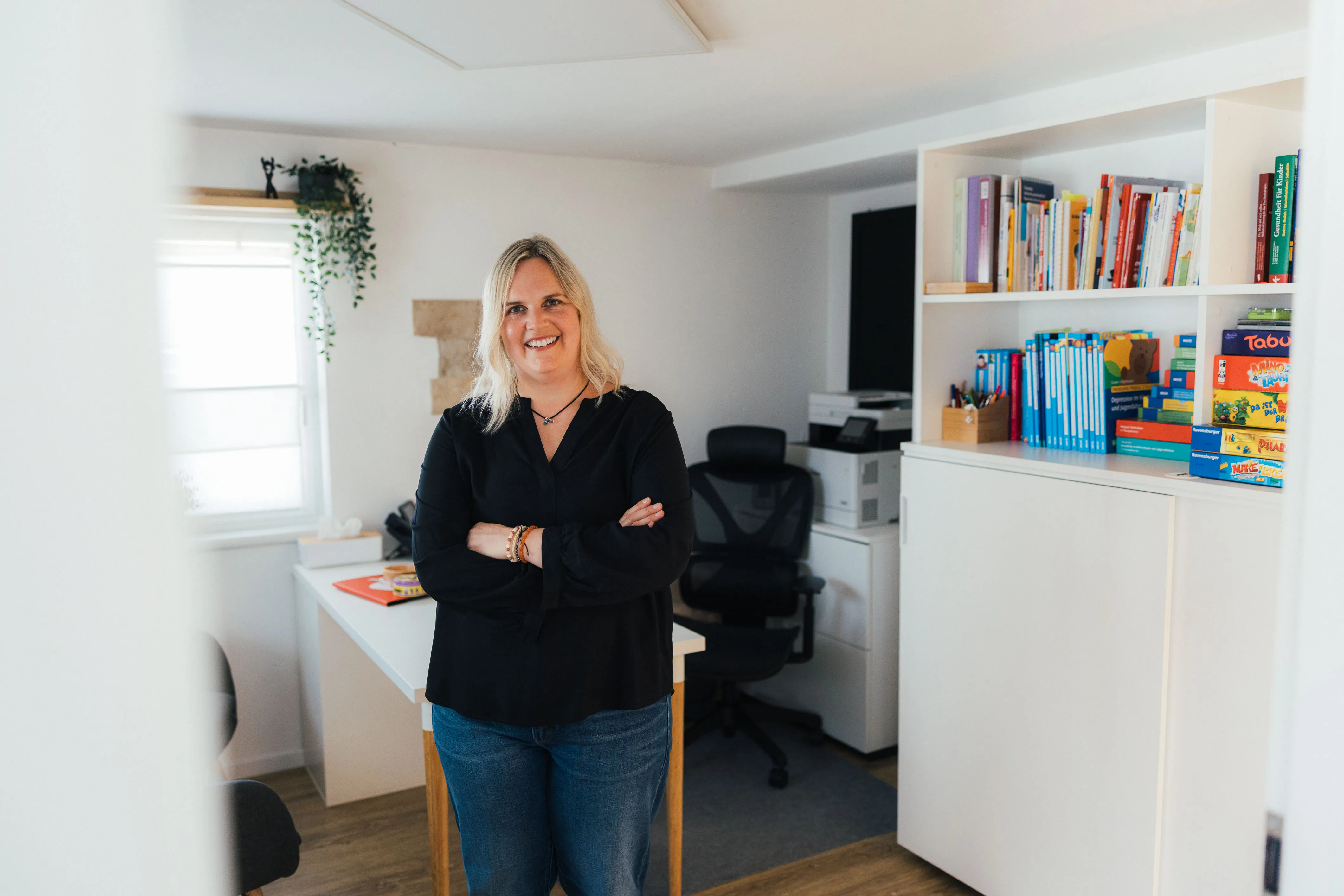 Nicole Rodammer in ihrem Arbeitszimmer, im Regal Fachbücher, Testverfahren und Spiele